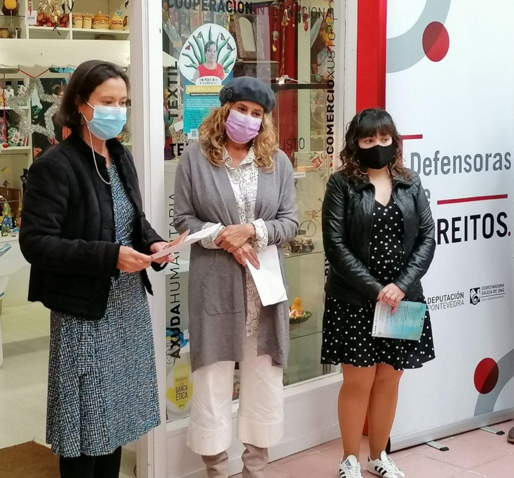 acto inauguración da expo fotográfica Defensoras Semillas de Cambio na tenda de comercio xusto de Solidariedade Internacional Galicia nas Galerías Oliva de Pontevedra