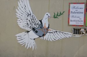 Fotografía do graffiti Peace Dove by Banksy