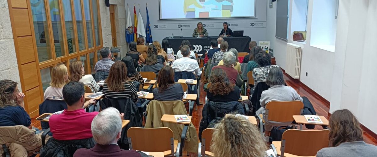 Salón de actos do Edificio Administrativo da Deputación de Ponrevedra cheo de persoas para escoitar a conversa "Cando a cooperación sanda". Na mesa, a deputada de Benestar Social, Paula Bouzós, e a presidenta da Coordinadora Galega de ONGD, María Paz