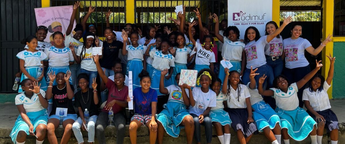 Foto de grupo dunha aula de nenas nunha escola de Honduras. Trátase dun proxecto de MeducosMundi, dentro do marco da cooperación galega