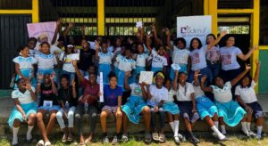 Foto de grupo dunha aula de nenas nunha escola de Honduras. Trátase dun proxecto de MeducosMundi, dentro do marco da cooperación galega
