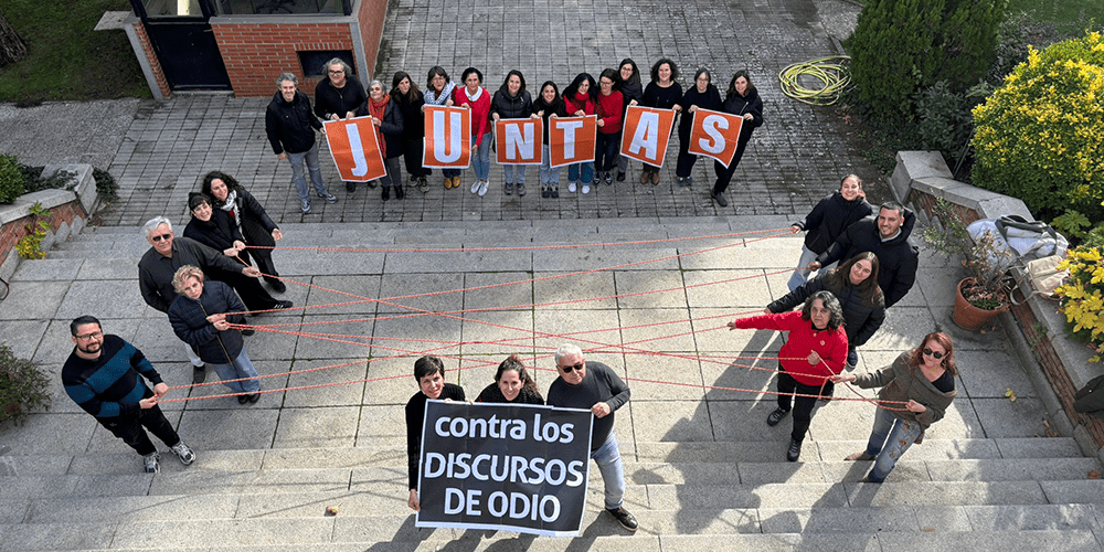 Un grupo de persoas sosteñen unha pancarta que clama "juntas contra los discursos de odio"