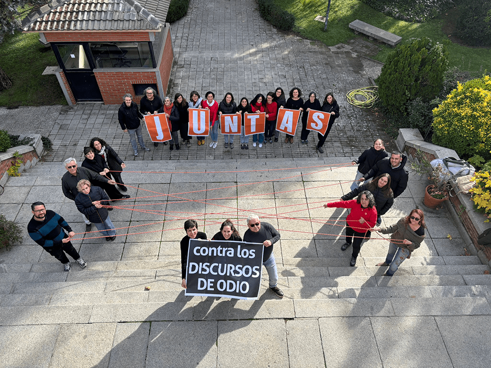 ECA2025 Un grupo de persoas sosteñen unha pancarta que clama "juntas contra los discursos de odio"