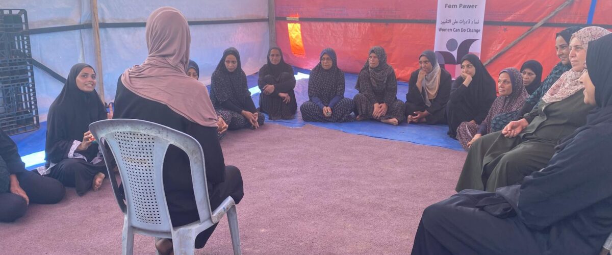 Un grupo de mulleres nunha xuntanza en Palestina