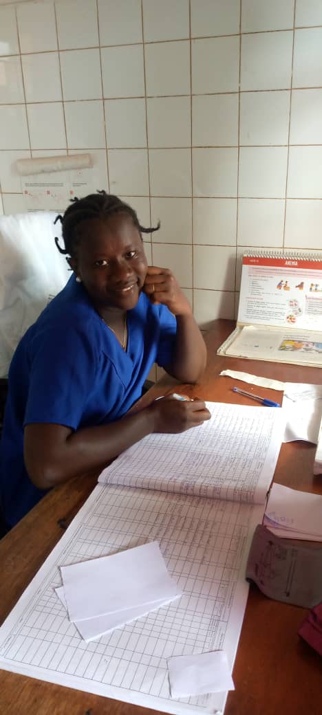 Fotografía de Emilia facendo as prácticas de enfermería